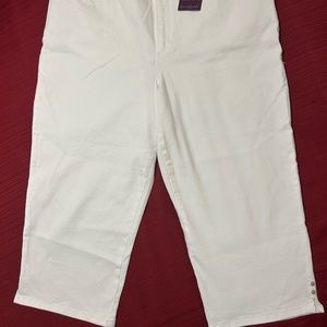 Gloria Vanderbilt White Jean Capris size 18